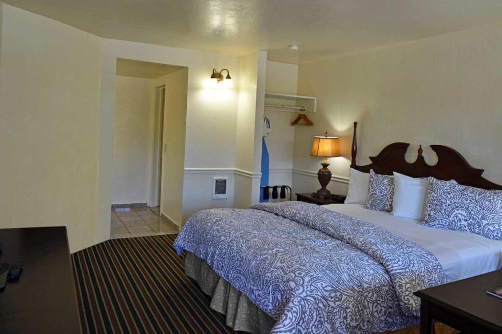 Monterey Pines Inn Exterior photo