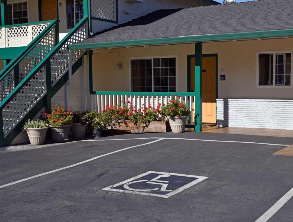 Monterey Pines Inn Exterior photo