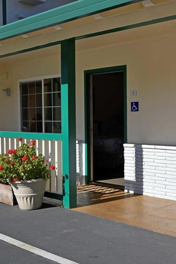 Monterey Pines Inn Exterior photo